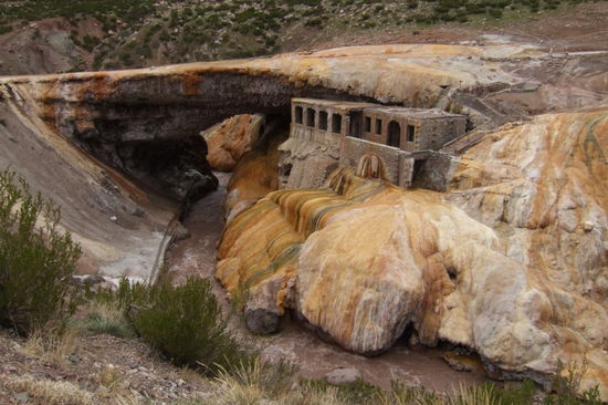 Die natuerliche, gelbe Puente del Inca.