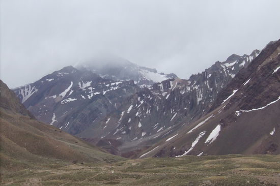 Das waere der hoechste Berge Amerikas: Aconcagua. Hier versteckt er sich leider in den Wolken.