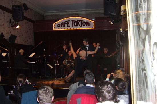 Schwungvoll werden die Beine in die Hoehe gestreckt!