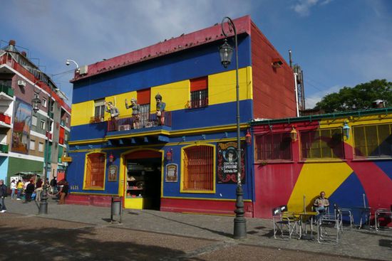 Farbige Haeuser im "Tangoviertel" La Bocca.