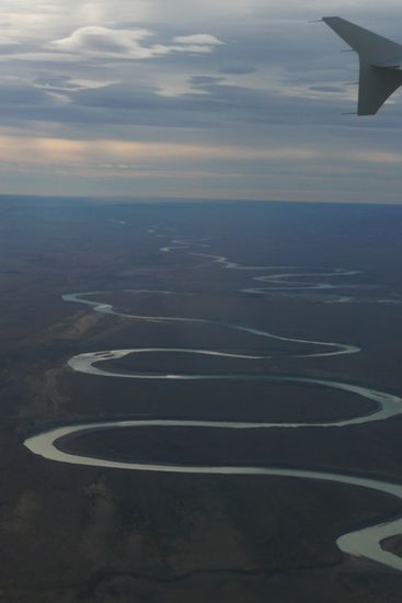Anflug nach El Calafate: Der Fluss windet sich in vielen Kurven durch das Land.