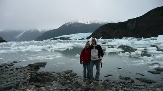 Wir vor dem See, im Hintergrund sieht man den Gletscher.