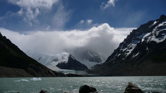 Der Gletschersee Torre. Dort wo all die Wolken sind, versteckt sich der Cerro Torre...