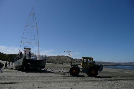 Das Schiff wird mit einem Traktor ins Wasser gezogen.