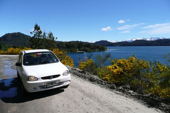 Mit unserem Mietauto gehts dem Lago Moreno entlang.