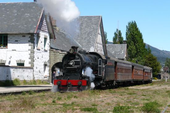 Die Dampflokomotive "Histórico Tren a Vapor" aus dem 19.Jahrhundert startet ihre Fahrt nach Perito Moreno.