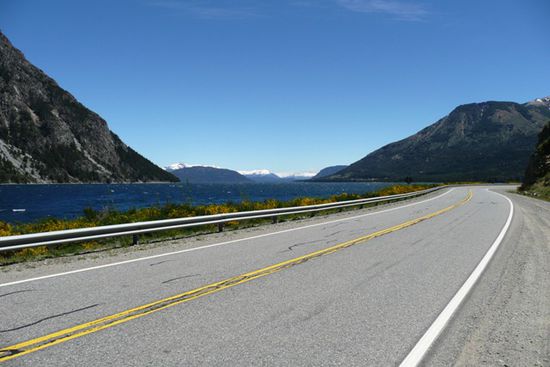 So traumhaft fuehrt die Strasse am See entlang!