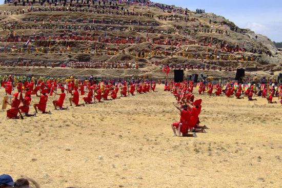 Hunderte verkleidete Inkas saeumen die Inkastaette Sacsayhuaman
