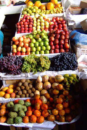 Bunt schmuecken die Fruechte den Markt