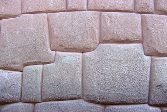 Solche Inka-Mauern befinden sich in vielen Ecken von Cusco.