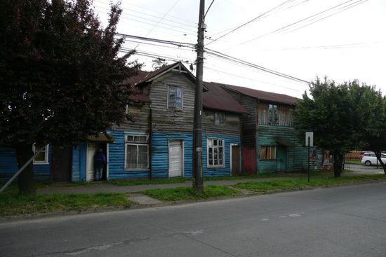 Ein altes, krummes Haus. (siehe Eingangstuere)