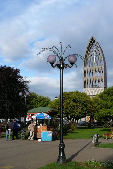 Moderner Kirchenturm (Catedral San Mateo) beim Plaza de Armas.