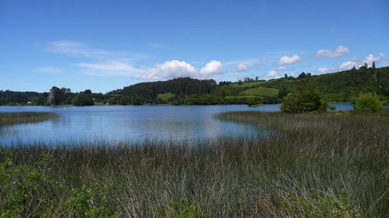 Das Dorf liegt direkt am See.