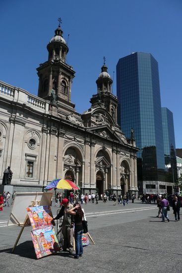 Alt und Modern in einem Kontrast, auf dem Plaza de Armas.