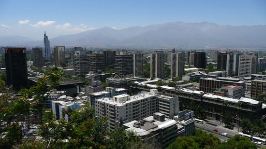 Im Hintergrund sind die Berge sichtbar, dort hoert die Stadt auf.