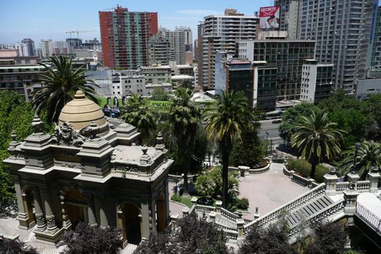 Hochhaeuser und dazwischen Palmen: Santiago ist dank taeglicher Bewaesserung eine gruene Stadt.