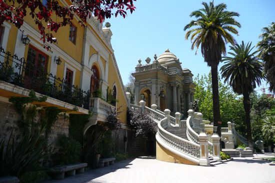 Eine majestaetische Treppe im schoenen Park Cerro Santa Lucia.