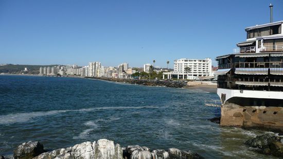 Der Blick auf die Kueste von Vina de Mar.