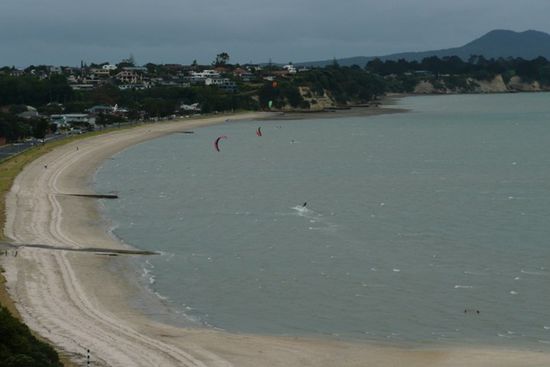 Kitesurfer am Strand.