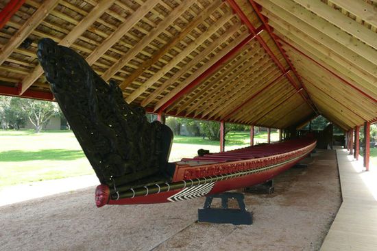 Das Kriegskanu der Maoris, gebaut aus einem einzigen Kauribaumstamm.