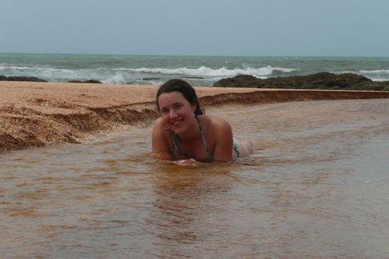 Das Bad im kleinen Suesswasserfluesschen, direkt am Strand.