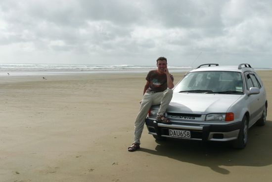 Peter mit unserem Mietauto am Ninety Mile Beach.