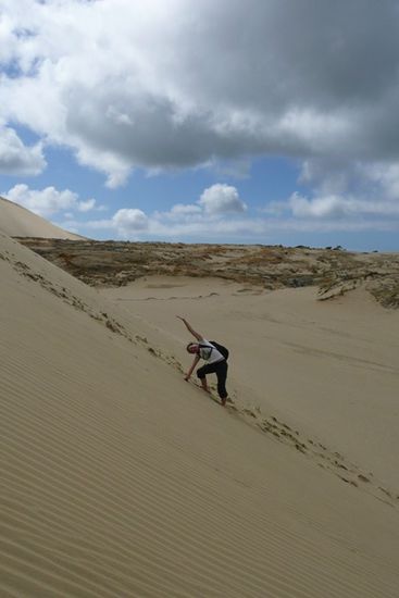 Anita erklimmt die Sandduene. (War uebrigens ganz schoen anstrengend!)