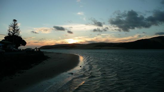Abendstimmung in Opononi. Die Huegel hinten sind Sandduenen!
