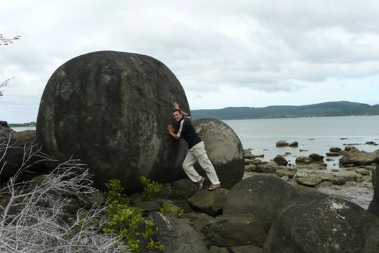 Harte Arbeit fuer Peter, er rollte diesen Stein ueber den ganzen Strand...