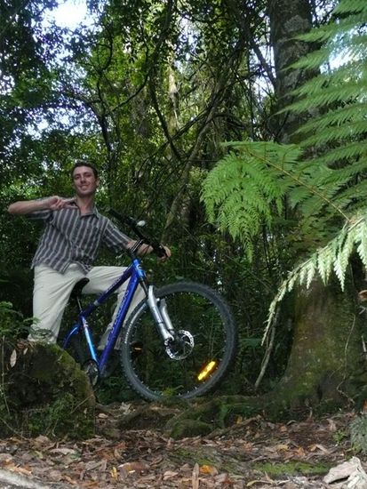Peter beim downhill biken.