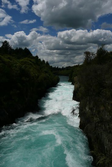 Der reissende Strom fuehrt zum Huka Fall.