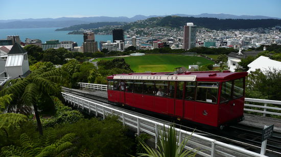 Die schweizer Standseilbahn, die zu den botanischen Gaerten fuhr.