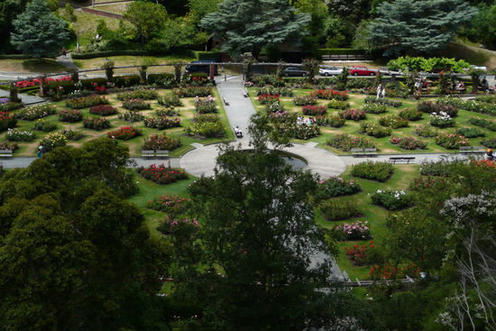 Der kunstvoll angelegte Rosengarten!