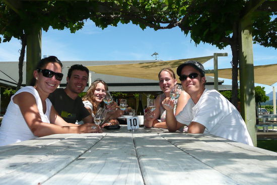 ...natuerlich muss davon probiert werden. Hier sitzt das kleine Schweizertruepplein, Lisa, Peter, Anita, Corinne und Yves zusammen! 