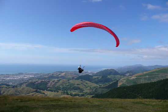Peter schwingt sich in die Luft...