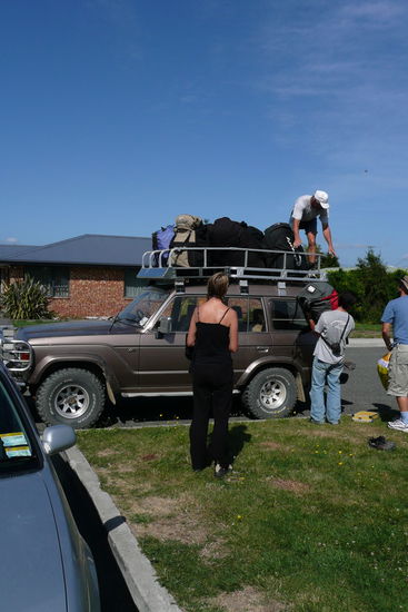 Die Gleitschirmsaecke werden auf den Monstertruck geladen 