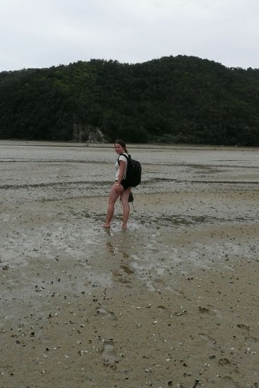 Matschige und nasse Ueberquerung des Strandes bei Ebbe. (Seht ihr all die spitzen Muscheln? So eine wurde mir zum Verhaengnis...) 