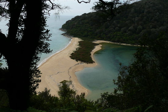 ...immer wieder blickt man auf die Straende hinab...