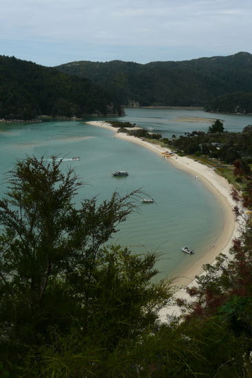 ...ein Betrieb herrscht in den Buchten. Wassertaxis und Kayaks kommen und gehen...