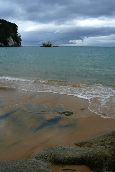 Der Apple Splitt Rock liegt in der Ferne im Meer.