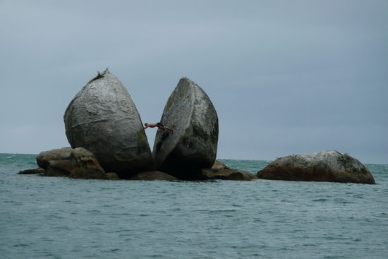 Der starke Peter stoesst den Stein auseinander! Das Geheimnis ist gelueftet! 