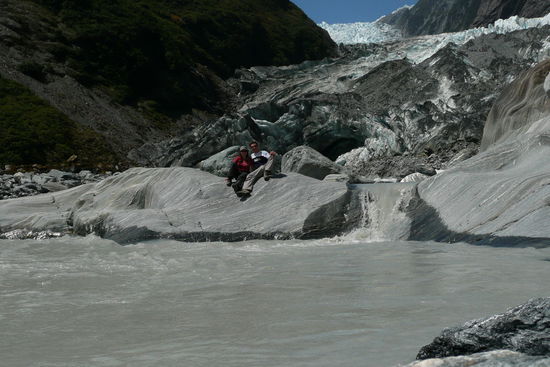 Wir sonnen uns direkt vor dem Gletscher.