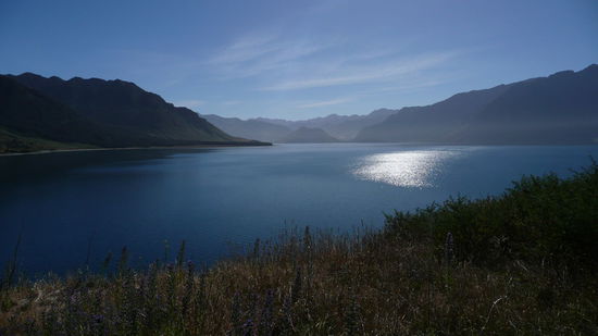 Auf dem Weg nach Wanaka fahren wir an wunderschoenen Seen vorbei...