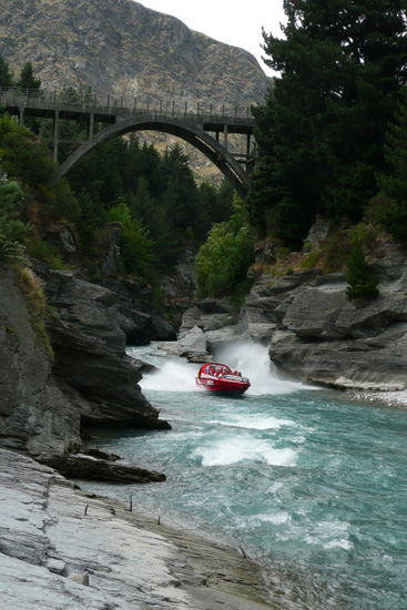 Unsere rasante Fahrt durch das enge, steinbesetzte Flussbett.