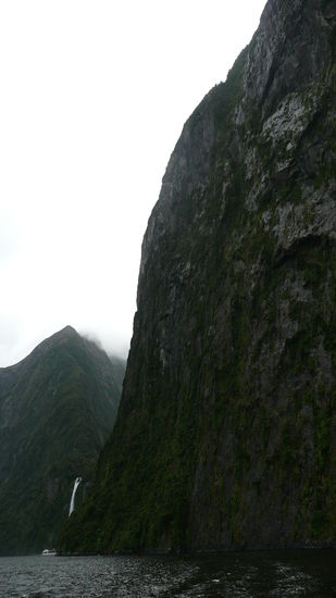 Sooo hoch ragen die Berge direkt aus dem Wasser.