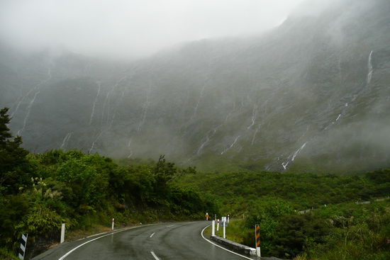 Ueberall sucht sich das Wasser einen Weg ins Tal.