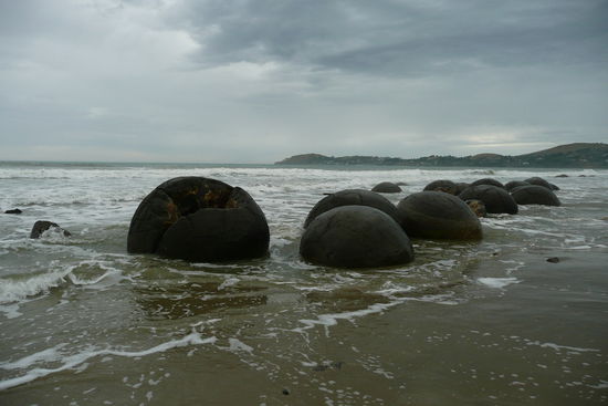 Koennten eigentlich auch Riesendinosaurier-Eier sein, oder?