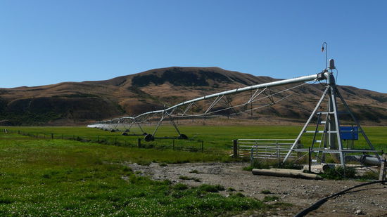 Mit riesigen Bewaesserungsanlagen werden uebrigens in den trockenen Gegenden die Wiesen bewaessert, sonst waere alles braun.