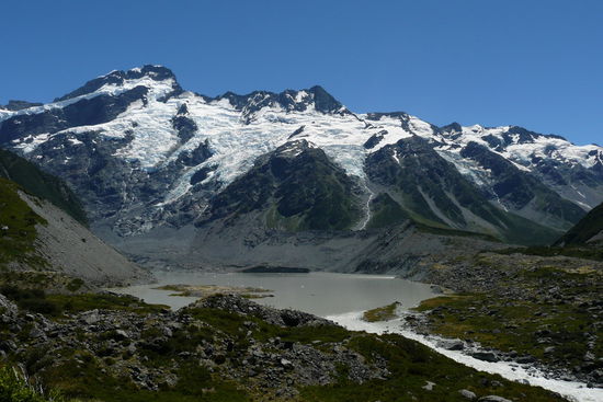 Unsere Wanderung beginnt, mit Sicht auf kleinere Gletscher...