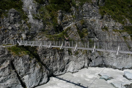 Anita in Pose auf der Swingbridge. 